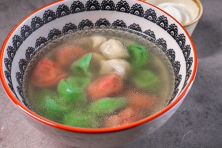 Супчик с цветными пельмешками