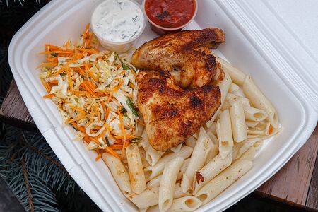 Куриные крылья с макаронами и капустным салатом