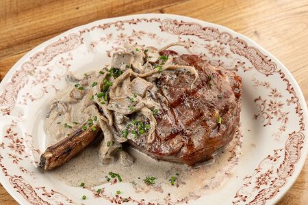 Телячья корейка с грибным соусом