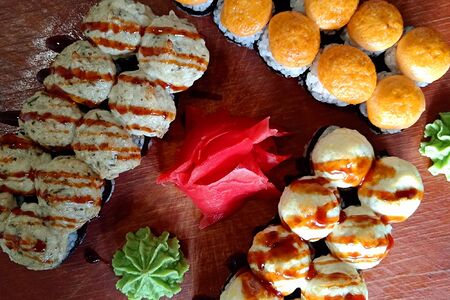 Сет из запеченных роллов Палитра