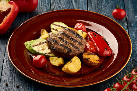 Бифштекс из говядины с овощами гриль