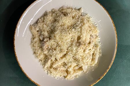 Пенне с куриным филе и шампиньонами