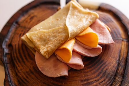 Блин с ветчиной и сыром