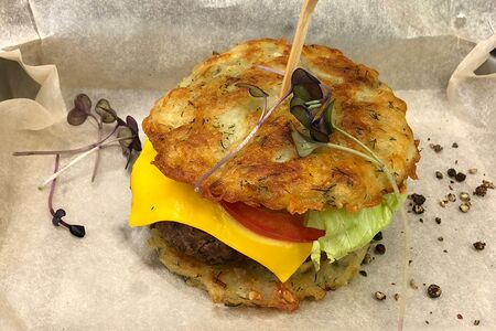 Дранбургер с котлетой из мраморной говядины и картофелем фри 