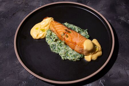 Стейк из лосося с пюре из картофеля и шпината