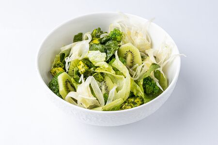 Зеленый салат с авокадо, киви и цитрусовым дрессингом