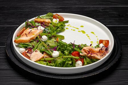 Салат с копченым лососем и спаржей