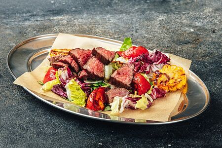 Стейк-салат с кукурузой