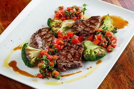 Медальоны из говяжьей вырезки с брокколи