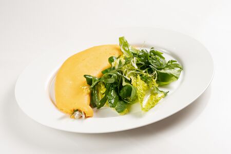 Французский омлет с крабом и рукколой