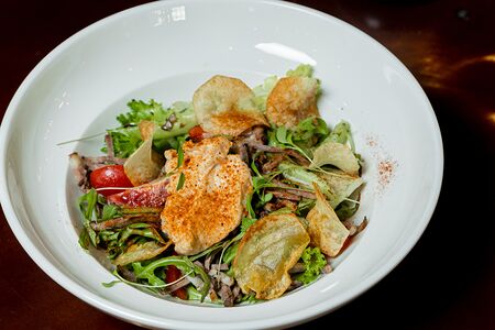 Салат с брискетом и соусом из копченого сыра