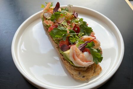 Брускетта с креветкой и муссом из авокадо