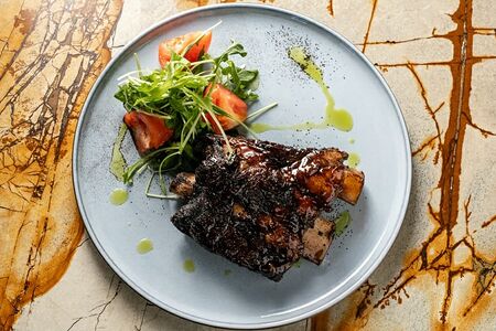 Ребро говяжье шорт рибс в соусе ананасовый джек дэниэлс и легким салатом