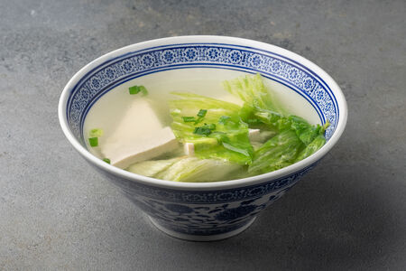 Легкий суп с тофу и зеленью
