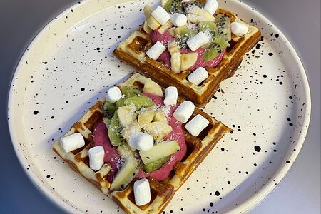 Вафля с кремом из смородины с маршмеллоу