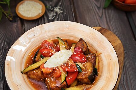 Салат с хрустящими баклажанами и сыром страчателла