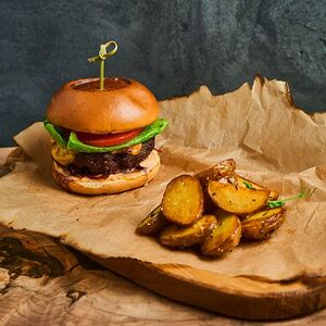 Бургер с говядиной и фирменным соусом