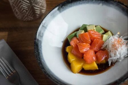 Севиче из лосося, манго и спелого авокадо