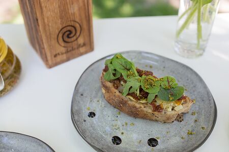 Брускетта с артишоками и вялеными томатами