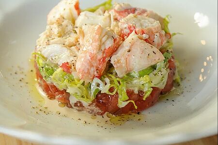 Салат с крабом и томатами