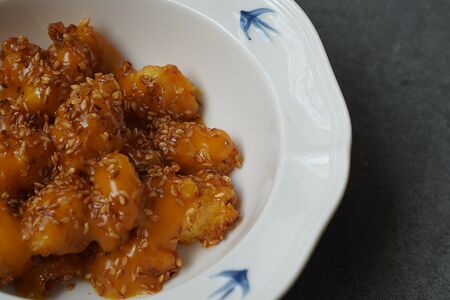 Попкорн из креветок с манго-кимчи