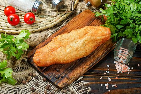 Жареный пирожок с капустой