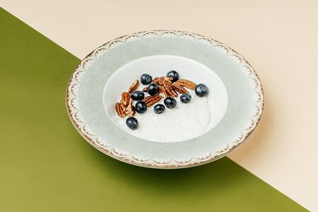 Рисовая каша с голубикой на кокосовом молоке