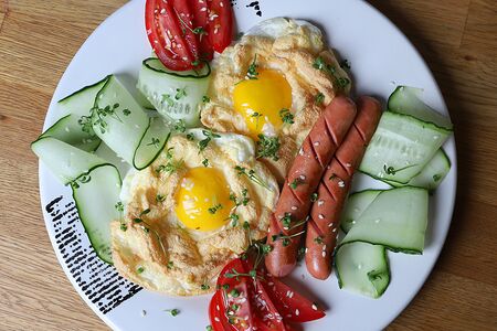 Глазунья с колбасками