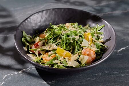 Салат с креветками и рукколой