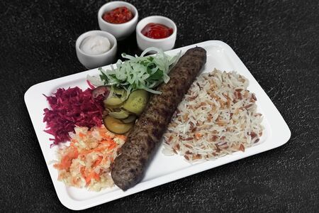 Люля-кебаб из курицы с гарниром, салатом и соусами