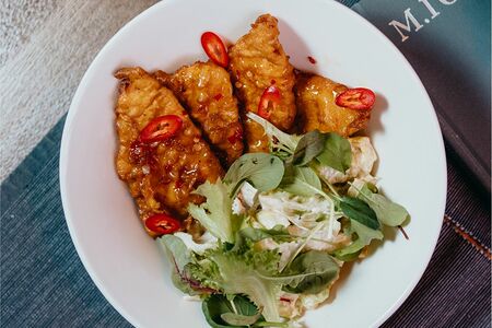 Листья салата с хрустящим цыпленком карри