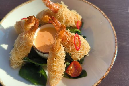 Креветки катаифи с соусом спайси