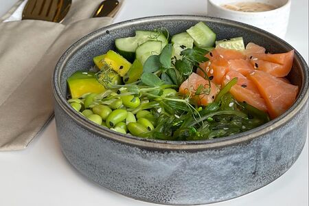 Боул с лососем и рисом с ореховым соусом