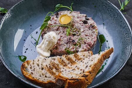 Тартар из говядины с гренками