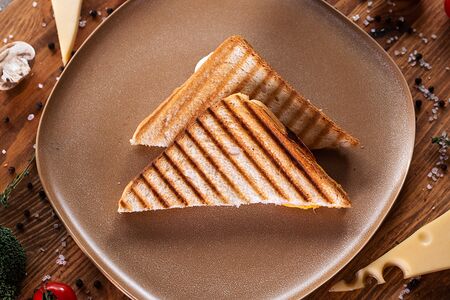 Тост с ветчиной и сыром