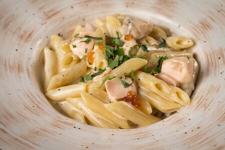 Пенне с лососем и красной икрой