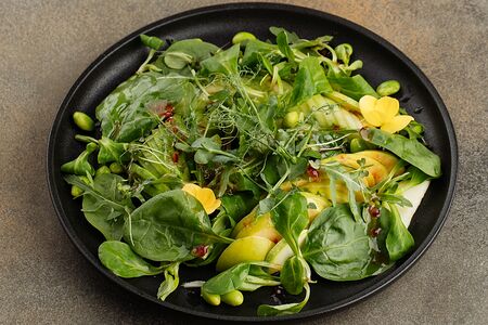 Большой зеленый салат с бобами эдамамэ