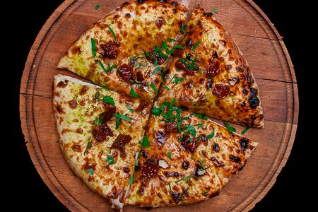 Итальянская лепешка с вялеными томатами и песто