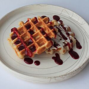 Вафли с малиновым соусом