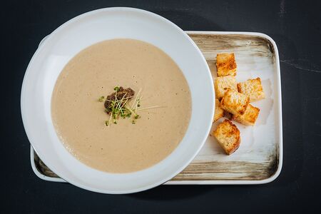 Грибной крем-суп с трюфельной пастой и пшеничными крутонами