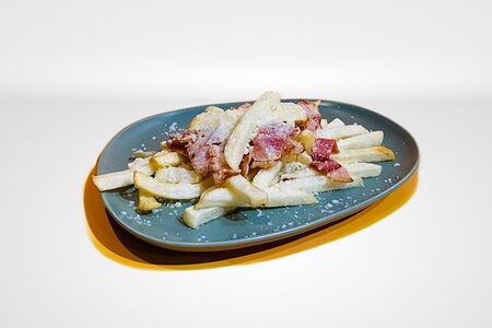 Картофель фри с беконом и пармезаном