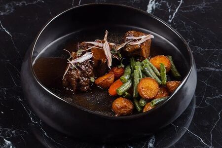 Говяжьи щечки с молодым картофелем и фасолью