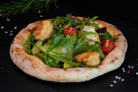 Салат с креветками на лепёшке