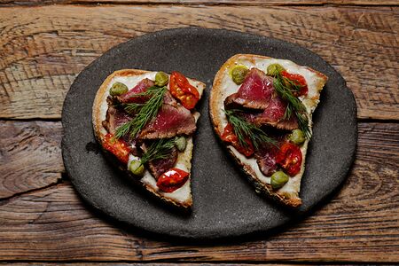 Брускетта ростбиф и вяленые томаты