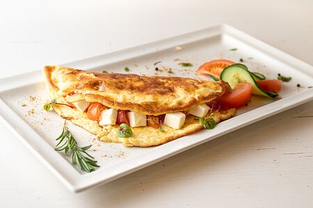 Омлет с овощами и брынзой