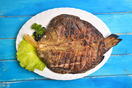 Карп жаренный на углях