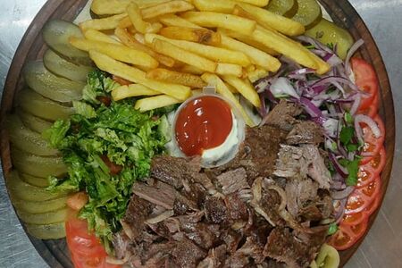 Говяжья шаурма на тарелке