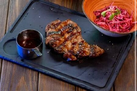 Стейк из cвинoй шеи