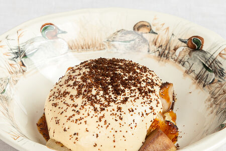 Говяжий язык с топинамбуром и грибным муссом