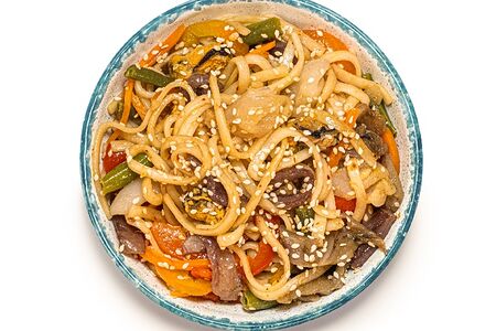 Удон с морепродуктами в соусе свит чили